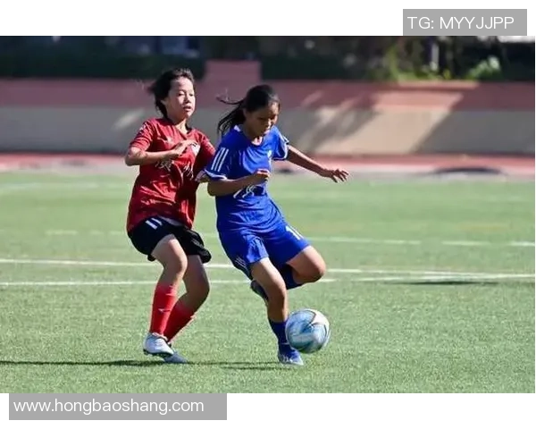 中国足球明星太太们的生活与风采揭秘：她们背后的故事与支持力量